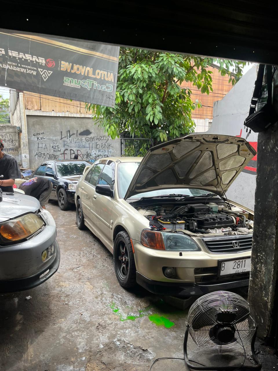 Aktivitas pengerjaan mobil di KRANJI AUTO TUNNING