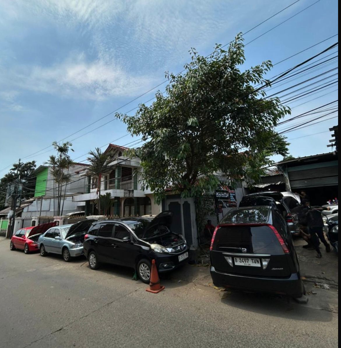 Aktivitas bengkel dari area depan jalan